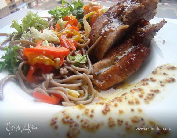 Свиные ребрышки под медово-горчичным соусом с теплым салатом Свиные ребрышки под медово-горчичным соусом с теплым салатом