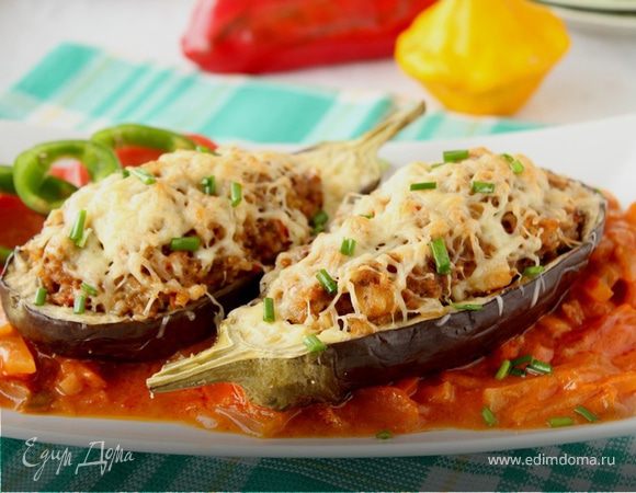 Баклажаны фаршированные, на овощной подушке