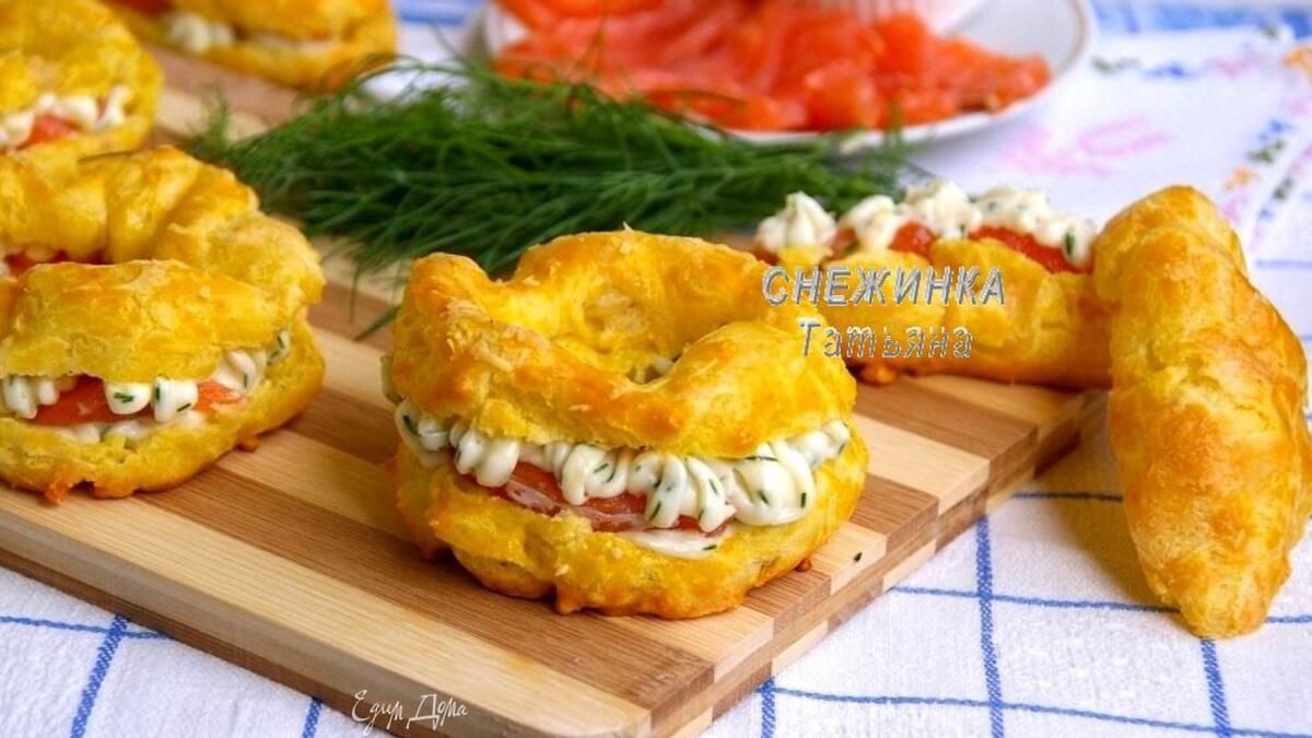 Сырные заварные «колечки» со сливочным кремом, сыром Джюгас и форелью