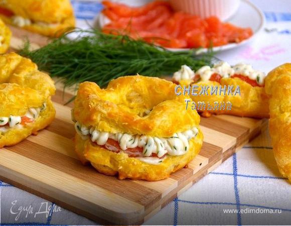 Сырные заварные «колечки» со сливочным кремом, сыром Джюгас и форелью Сырные заварные «колечки» со сливочным кремом, сыром Джюгас и форелью