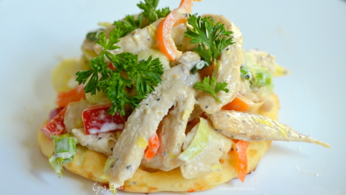 Куриный салат с сырными слойками