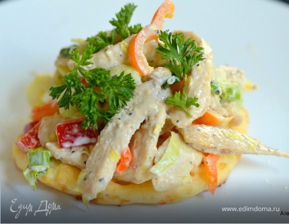Куриный салат с сырными слойками