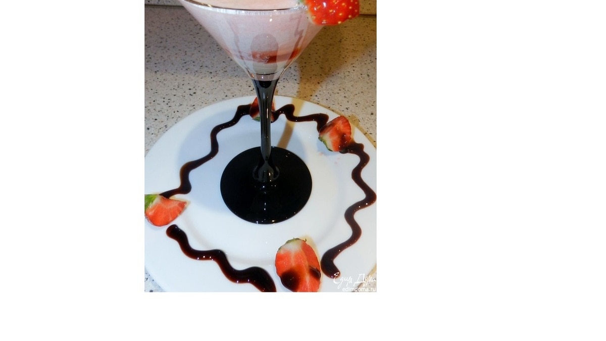 Клубничная пена с ликером и бальзамическим кремом 