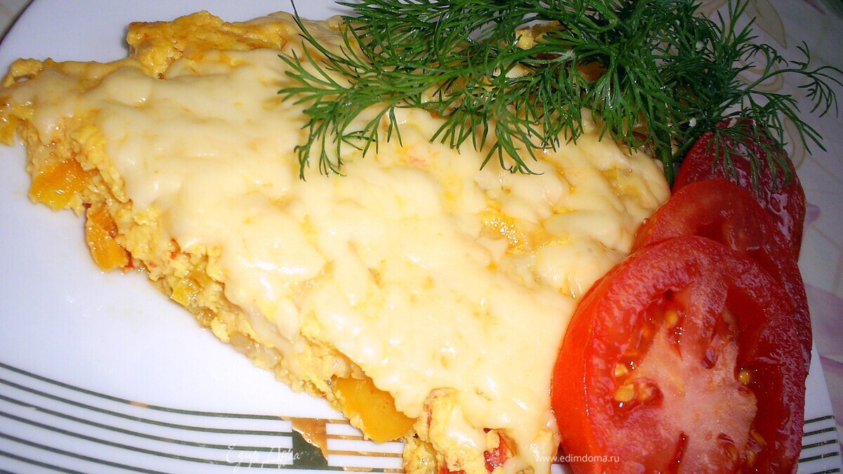 Сытный омлет с овощами и курицей