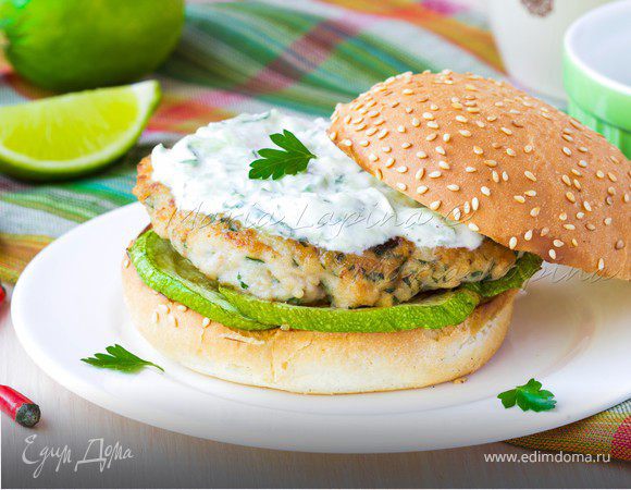 Домашний чикенбургер с цукини и соусом цацики 