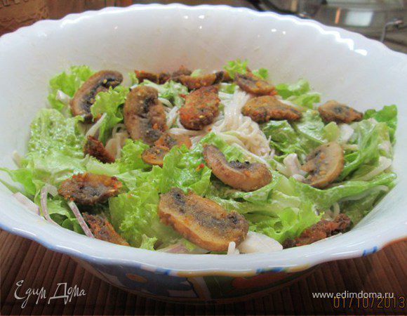 Салат с рисовой лапшой и грибами в сухарях Салат с рисовой лапшой и грибами в сухарях