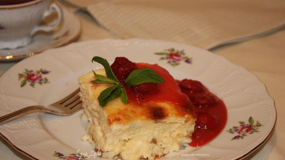 Творожная запеканка с клубничным соусом
