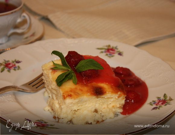 Творожная запеканка с клубничным соусом 