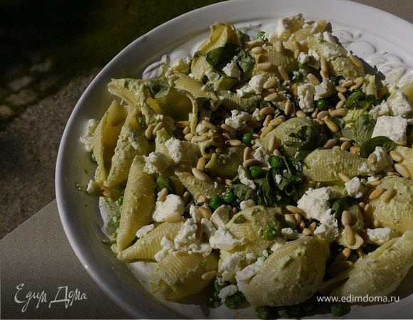 Макароны-ракушки с зеленым горошком, шпинатом и фетой Макароны-ракушки с зеленым горошком, шпинатом и фетой