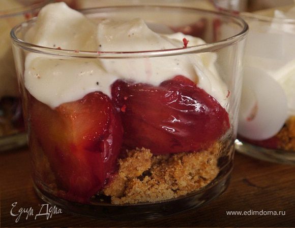 Крамбл с фруктовым соусом и сливочным кремом Крамбл с фруктовым соусом и сливочным кремом