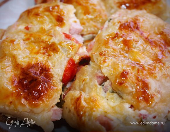 Слоеные рулетики с ветчиной, сыром и базиликом Слоеные рулетики с ветчиной, сыром и базиликом