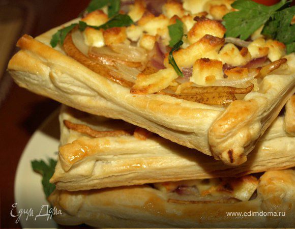 Слойки с грушей, ялтинским луком и адыгейским сыром