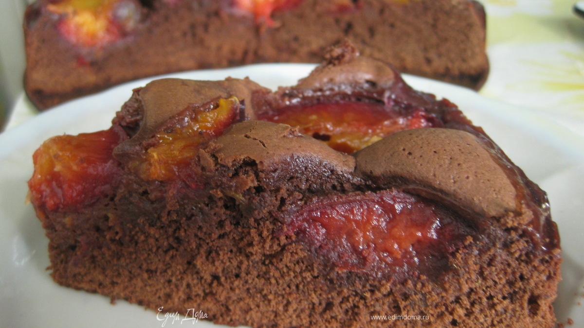 Шоколадный пирог со сливами