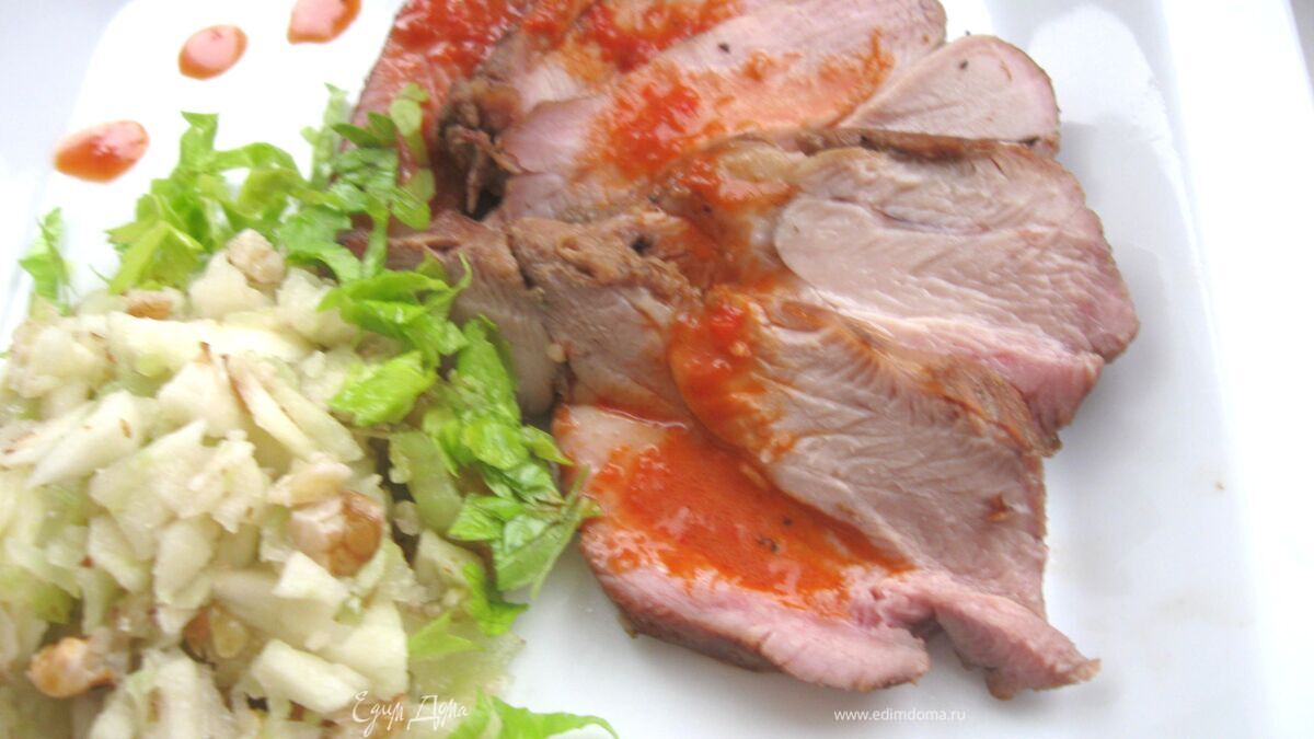 Индейка в гранатовом маринаде с соусом из запеченной паприки