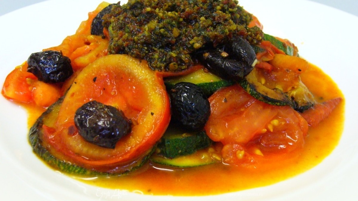 Овощи по-средиземноморски с томатным песто