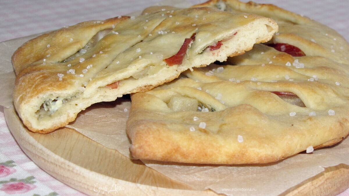 Фокачча с грушей, сыром и беконом 