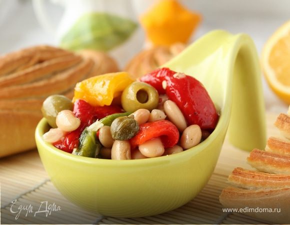 Салат с запеченными перцами и фасолью Салат с запеченными перцами и фасолью