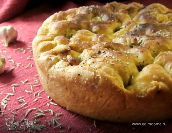 Фокачча с чесноком, розмарином и черным перцем