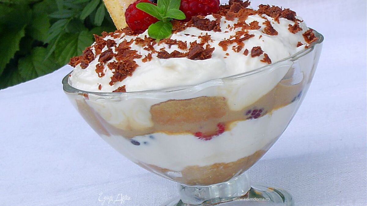 Десерт в стиле «Тирамису» с малиной и ежевикой