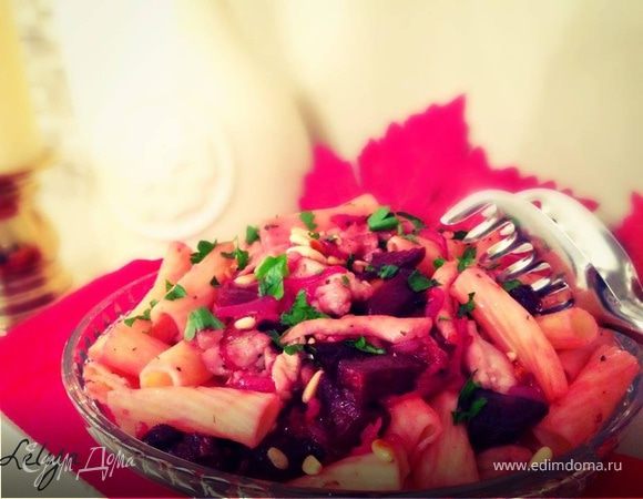 Салат с пастой, печеной свеклой, курочкой и кедровыми орешками Салат с пастой, печеной свеклой, курочкой и кедровыми орешками