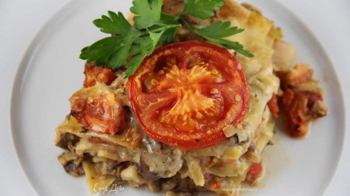 Лазанья с грибами, луком-пореем и сыром чеддер