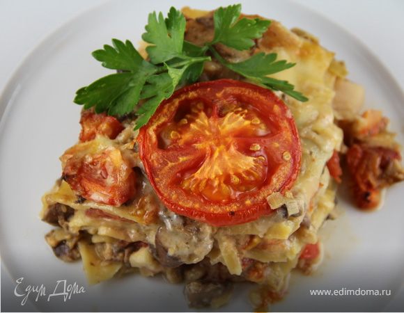 Лазанья с грибами, луком-пореем и сыром чеддер