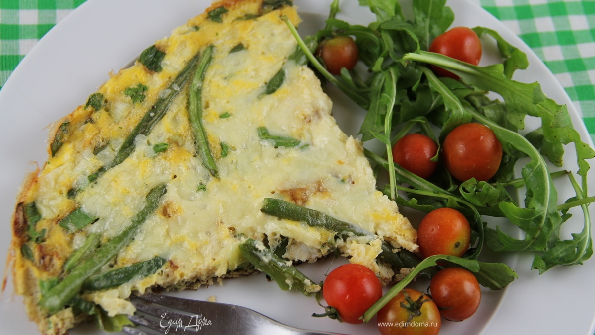 Зеленый омлет со стручковой фасолью, руколой и зеленым луком