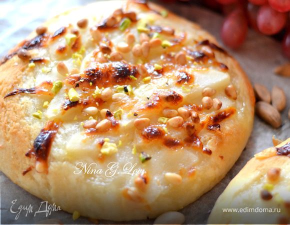 Мини-пицца "Пекорино" с медом, грушей и кедровыми орешками