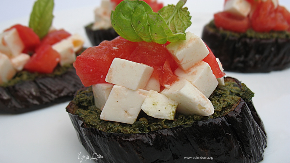 Баклажаны под соусом песто с молодой брынзой и помидором