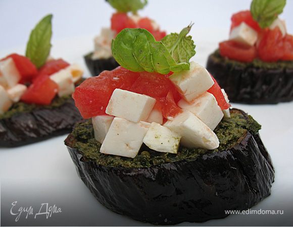 Баклажаны под соусом песто с молодой брынзой и помидором Баклажаны под соусом песто с молодой брынзой и помидором