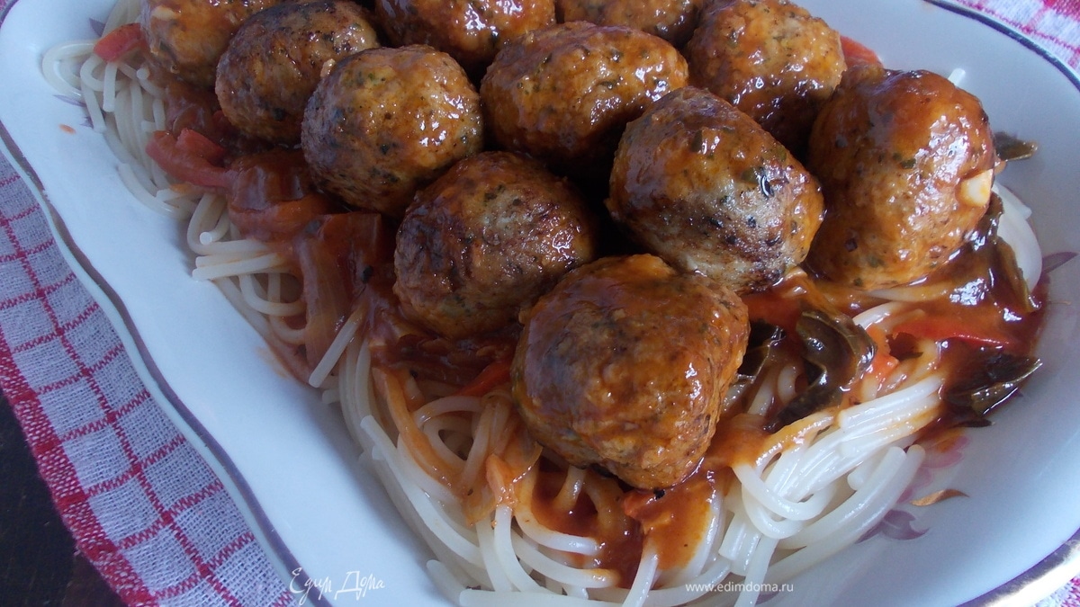 Мясные шарики со шпинатом и томатно-базиликовым соусом