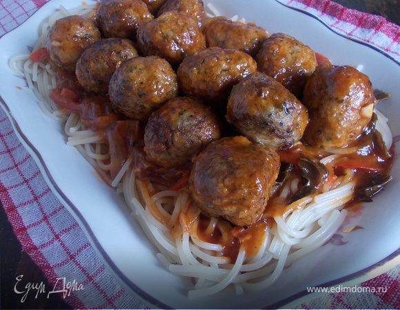 Мясные шарики со шпинатом и томатно-базиликовым соусом Мясные шарики со шпинатом и томатно-базиликовым соусом