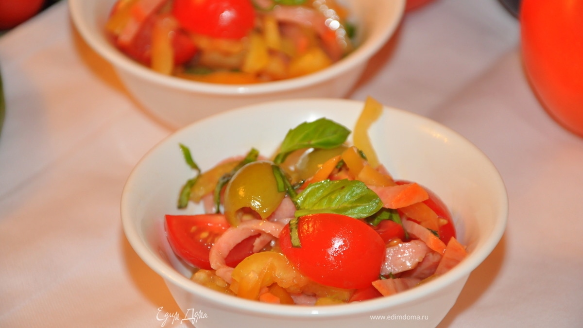 Салат из сладкого перца с салями