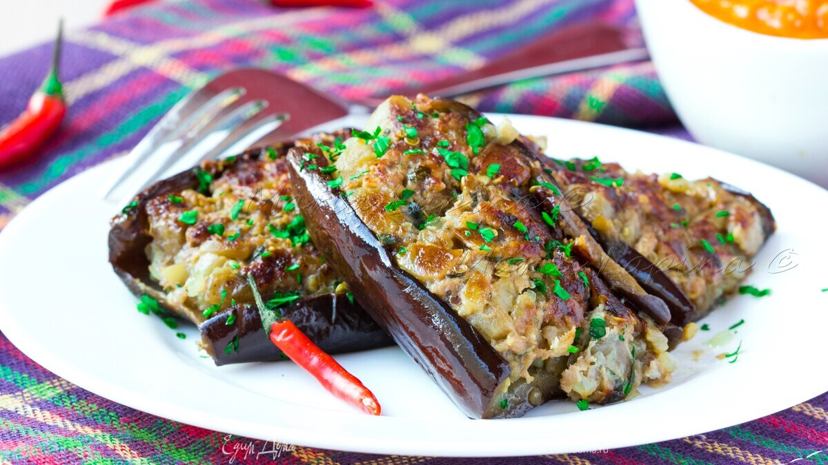 Меланзана рипьено с томатным соусом (Фаршированные баклажаны)