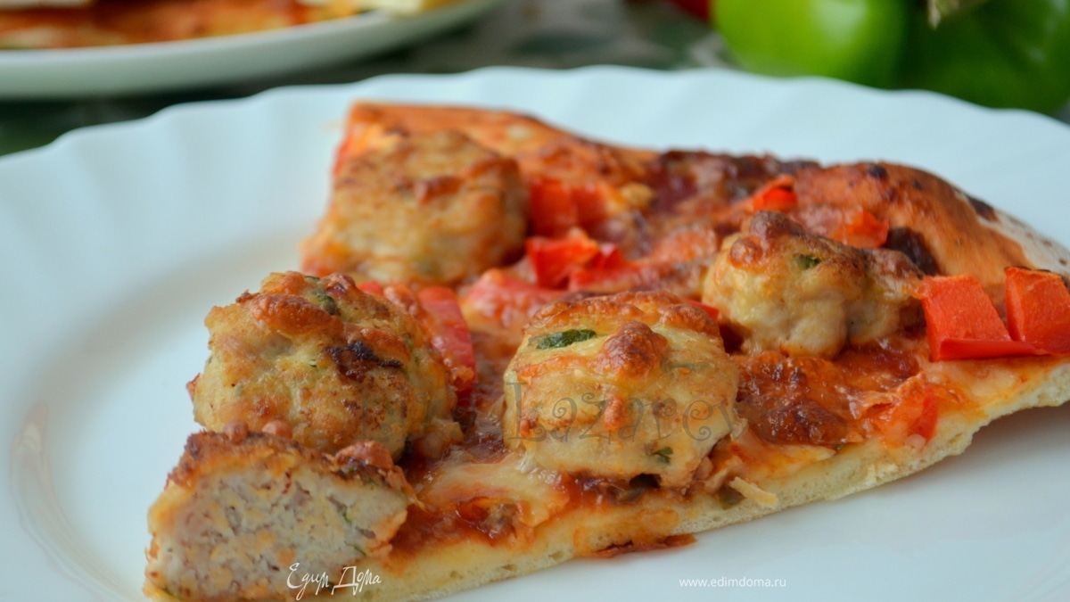 Итальянская пицца с острыми куриными фрикадельками