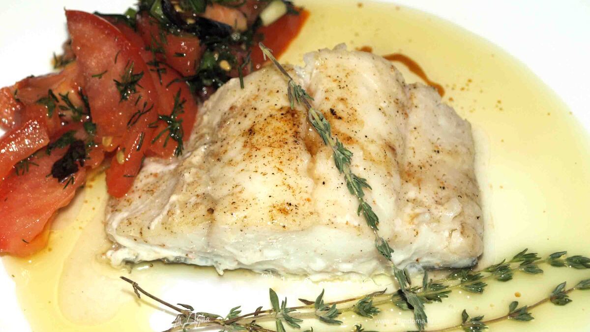 Треска с соусом "Марсала" и салат из помидоров с базиликом