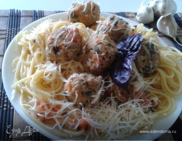 Спагетти с фрикадельками из шпината и цукини
