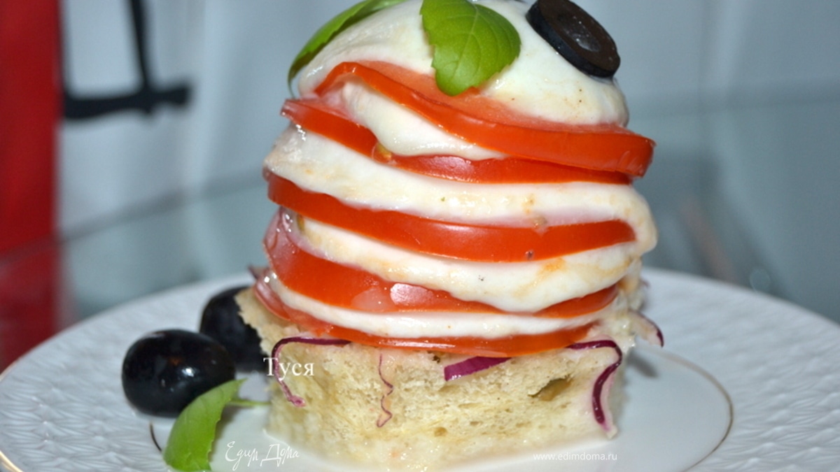 Печеный каприйский салат на чиабатте