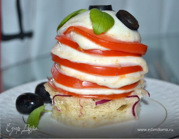 Печеный каприйский салат на чиабатте Печеный каприйский салат на чиабатте