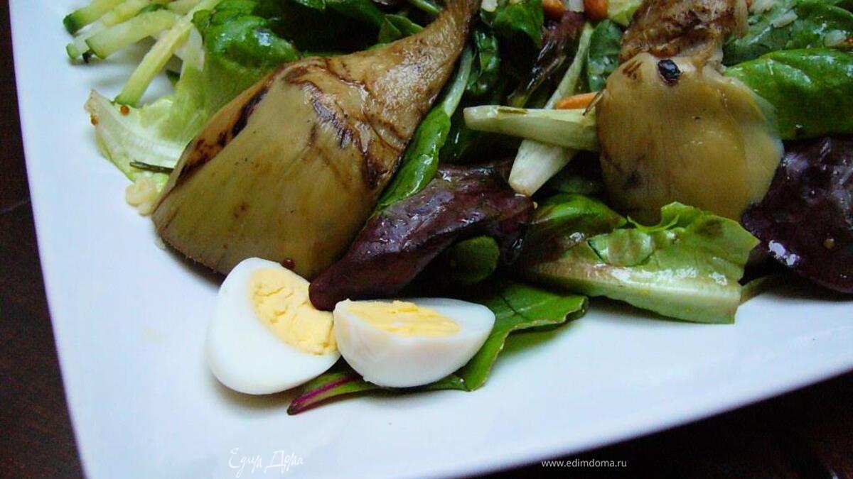 Теплый салат с артишоками-гриль, перепелиными яйцами и кедровыми орешками