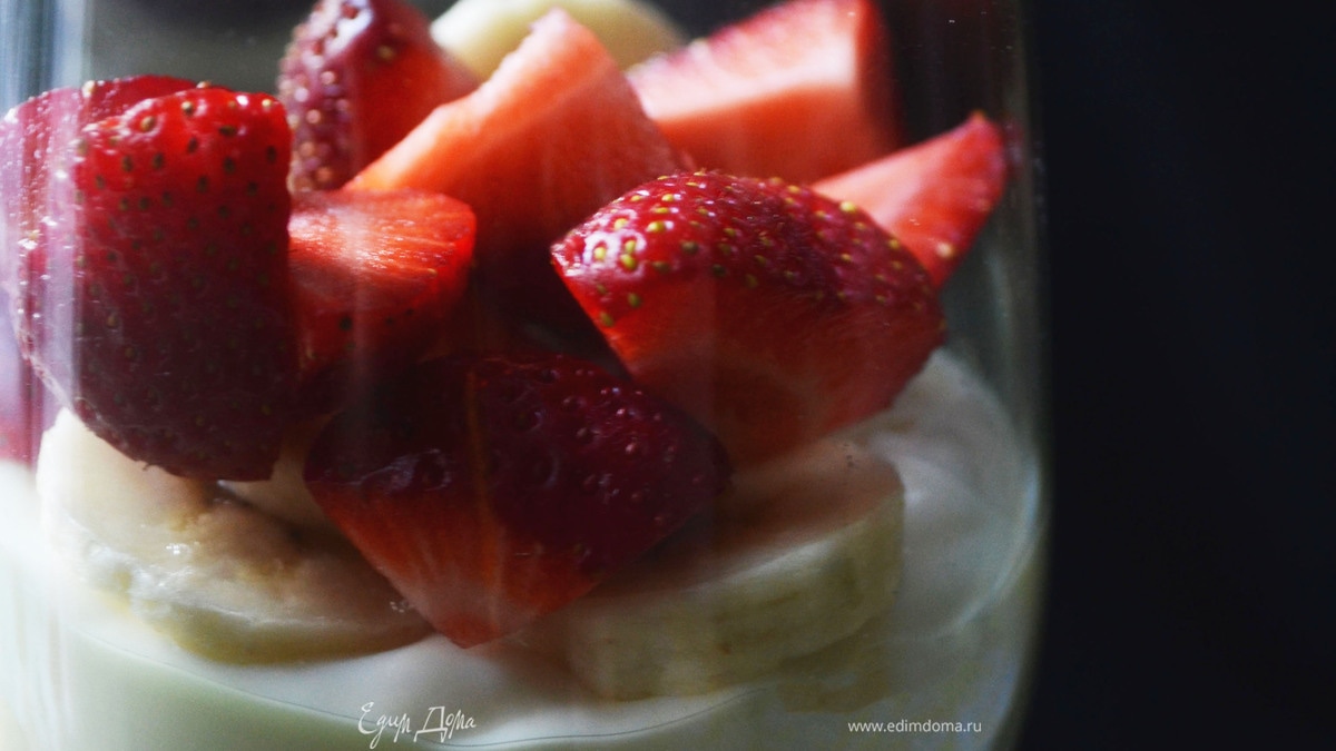 Замороженный ванильный йогурт с клубникой и бананом