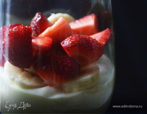 Замороженный ванильный йогурт с клубникой и бананом