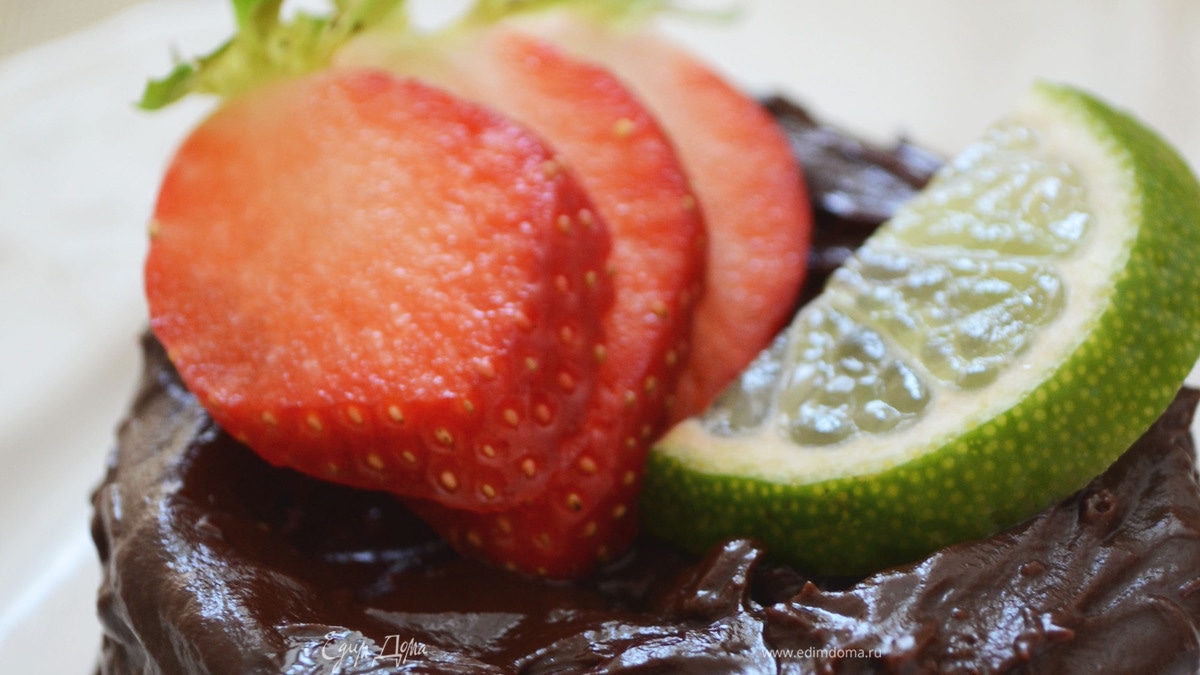 Бисквитное пирожное с шоколадным кремом, клубникой и лаймом