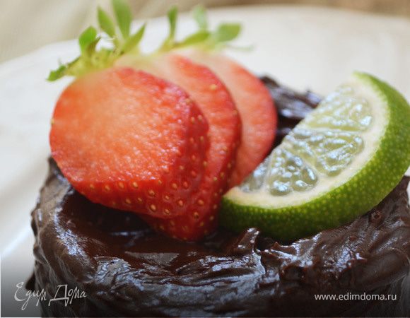 Бисквитное пирожное с шоколадным кремом, клубникой и лаймом Бисквитное пирожное с шоколадным кремом, клубникой и лаймом