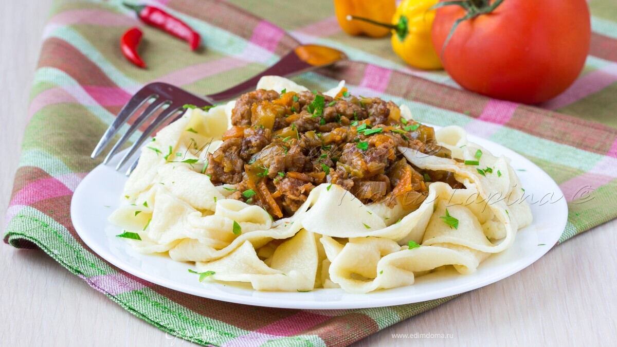 Домашняя паста паппарделле с соусом из мяса и баклажанов