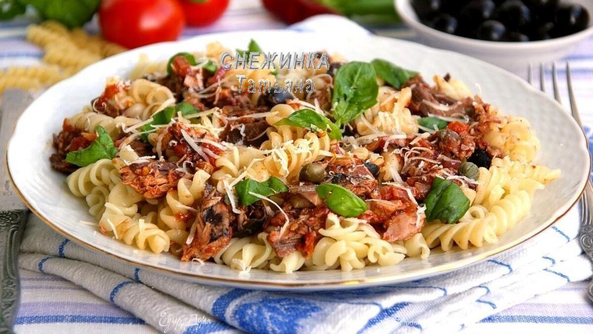 Паста с тунцом и томатным соусом с вином, маслинами и каперсами
