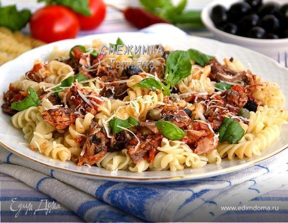 Паста с тунцом и томатным соусом с вином, маслинами и каперсами