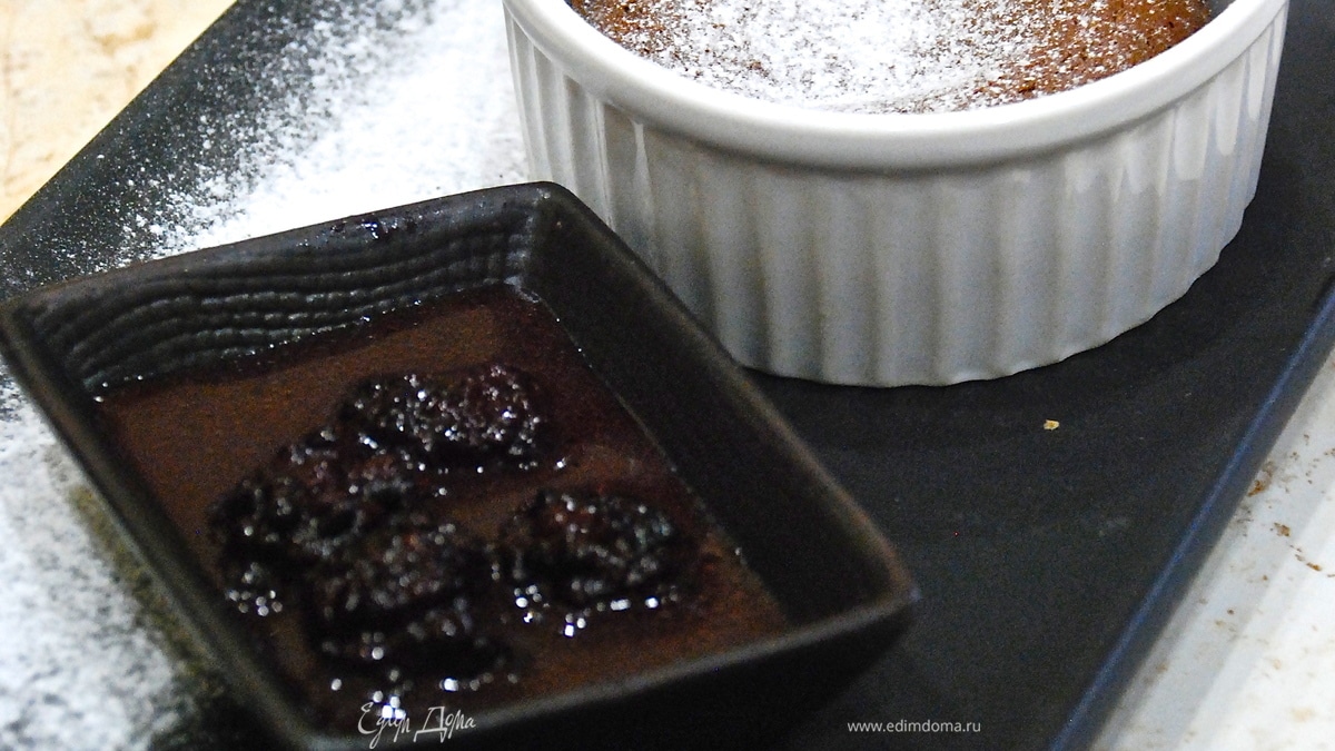 Классический фондан с ежевичным соусом