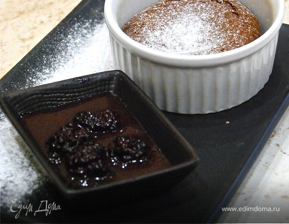 Классический фондан с ежевичным соусом