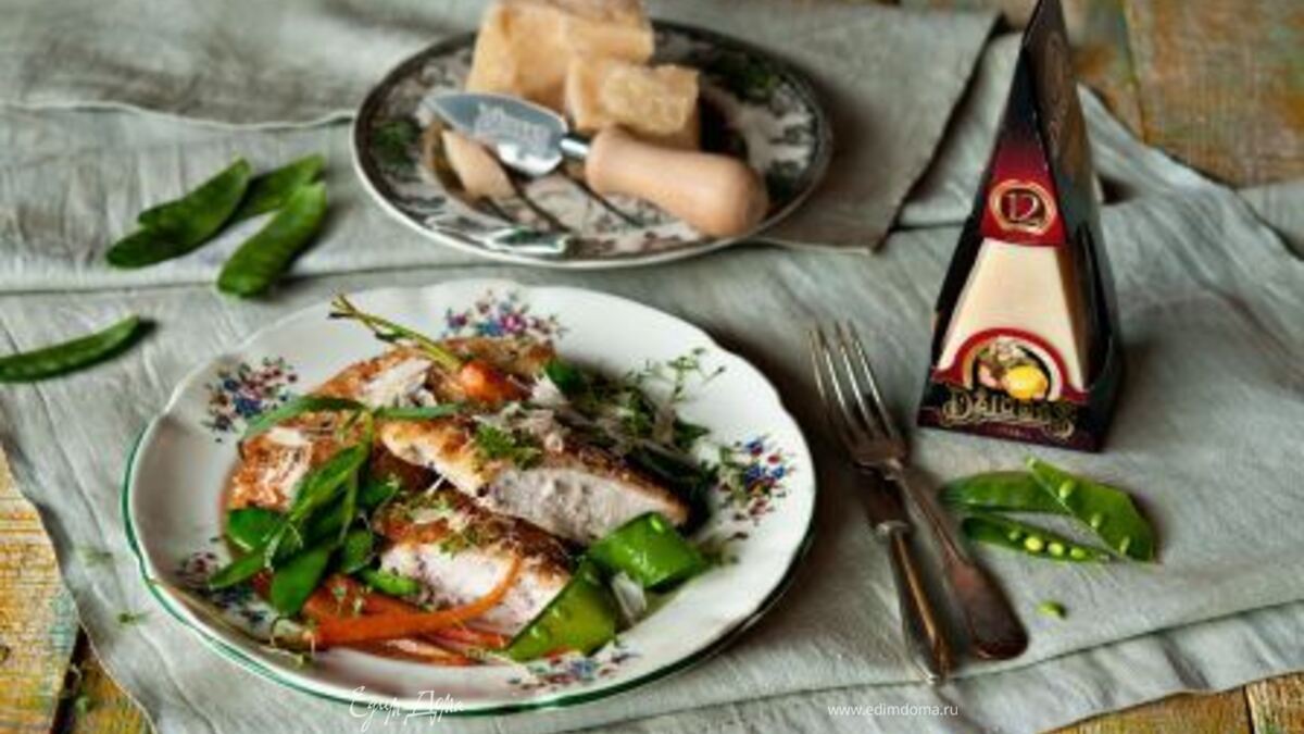 Курица в сырной панировке с горошком и морковью